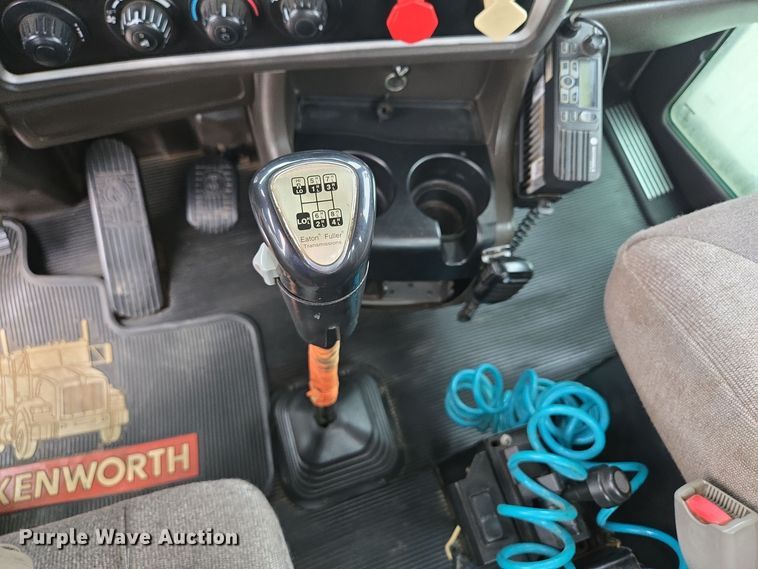 image for item EE8529 2013 Kenworth  T800 semi truck