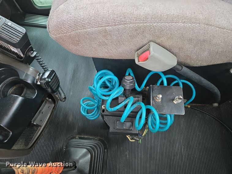 image for item EE8529 2013 Kenworth  T800 semi truck