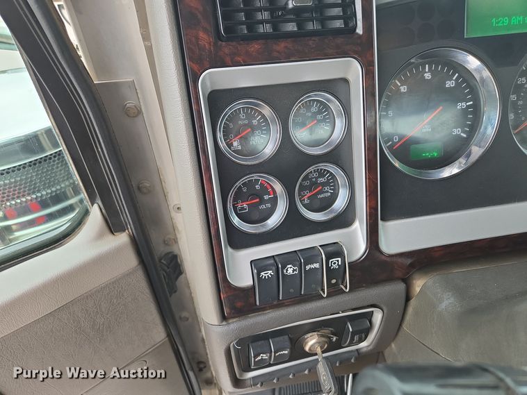 image for item EE8529 2013 Kenworth  T800 semi truck