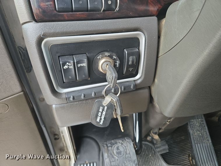 image for item EE8529 2013 Kenworth  T800 semi truck