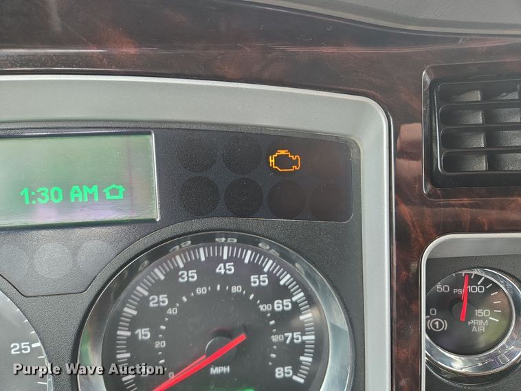 image for item EE8529 2013 Kenworth  T800 semi truck