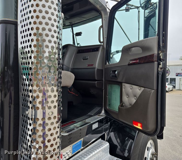 image for item EE8529 2013 Kenworth  T800 semi truck