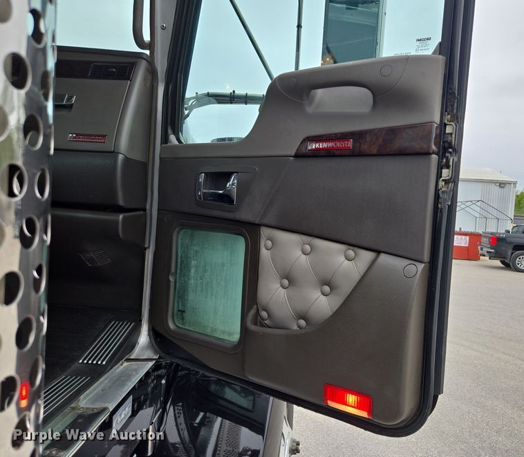 image for item EE8529 2013 Kenworth  T800 semi truck