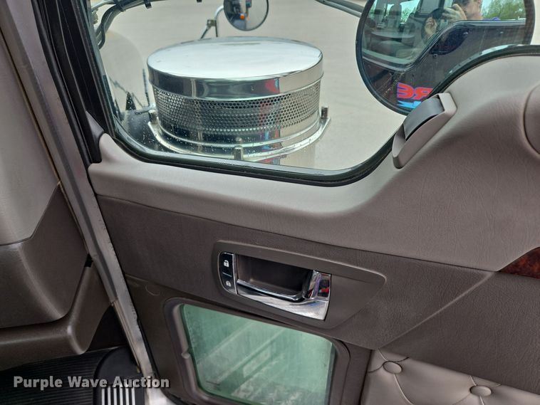 image for item EE8529 2013 Kenworth  T800 semi truck