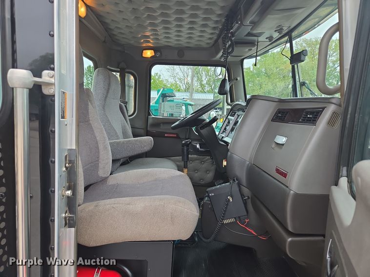 image for item EE8529 2013 Kenworth  T800 semi truck