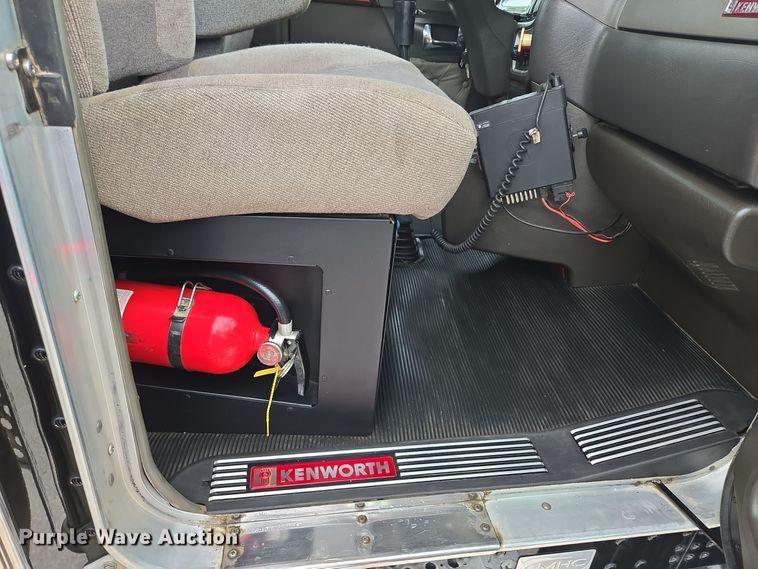 image for item EE8529 2013 Kenworth  T800 semi truck