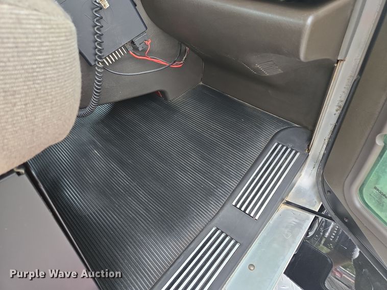 image for item EE8529 2013 Kenworth  T800 semi truck