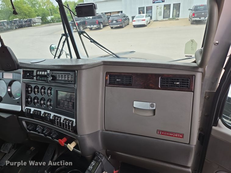 image for item EE8529 2013 Kenworth  T800 semi truck