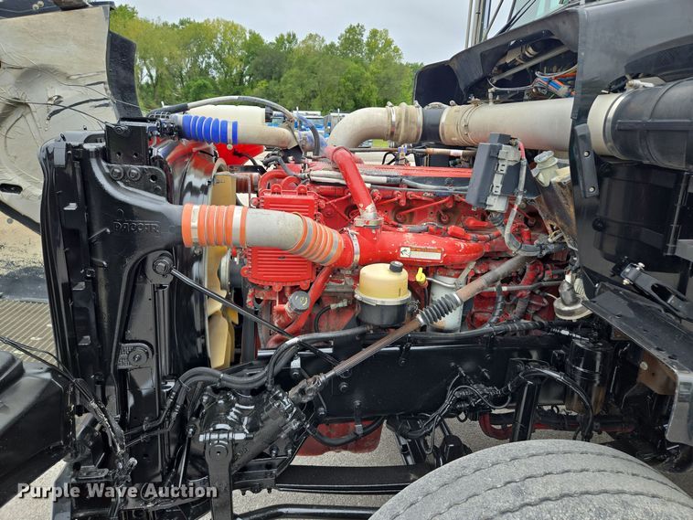 image for item EE8529 2013 Kenworth  T800 semi truck