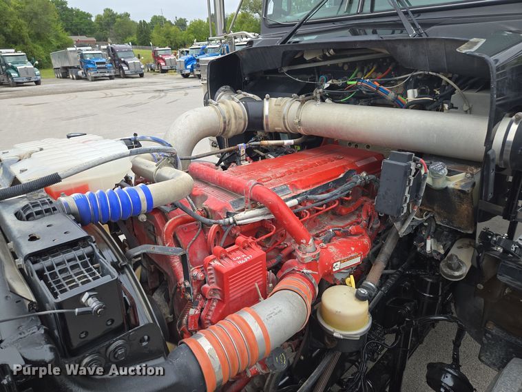 image for item EE8529 2013 Kenworth  T800 semi truck