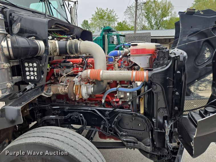 image for item EE8529 2013 Kenworth  T800 semi truck