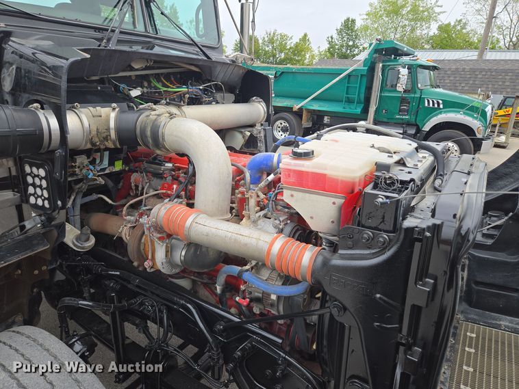 image for item EE8529 2013 Kenworth  T800 semi truck