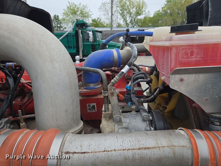 image for item EE8529 2013 Kenworth  T800 semi truck