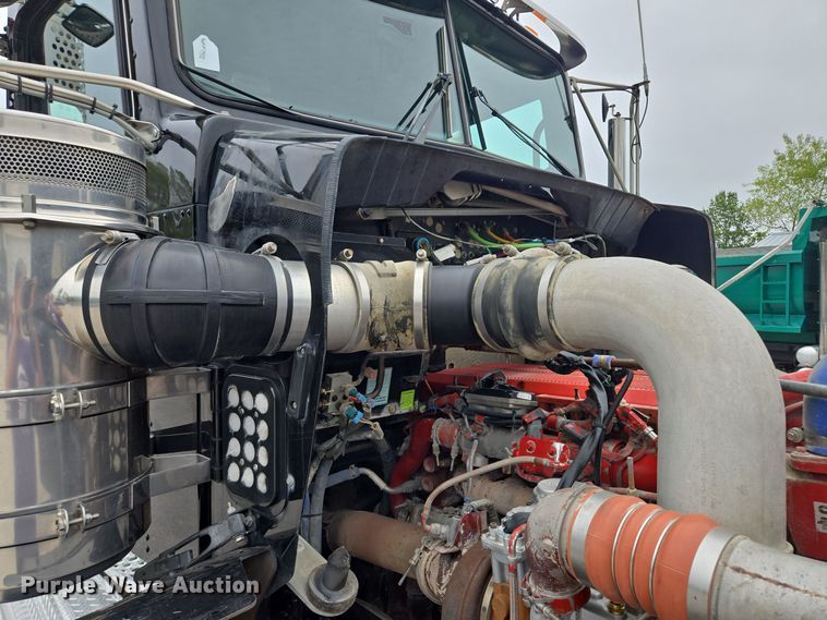 image for item EE8529 2013 Kenworth  T800 semi truck
