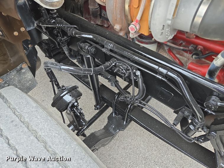 image for item EE8529 2013 Kenworth  T800 semi truck