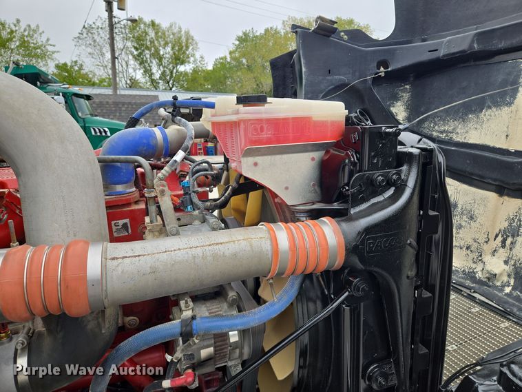 image for item EE8529 2013 Kenworth  T800 semi truck