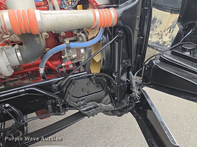 image for item EE8529 2013 Kenworth  T800 semi truck