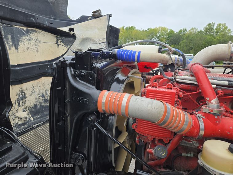 image for item EE8529 2013 Kenworth  T800 semi truck