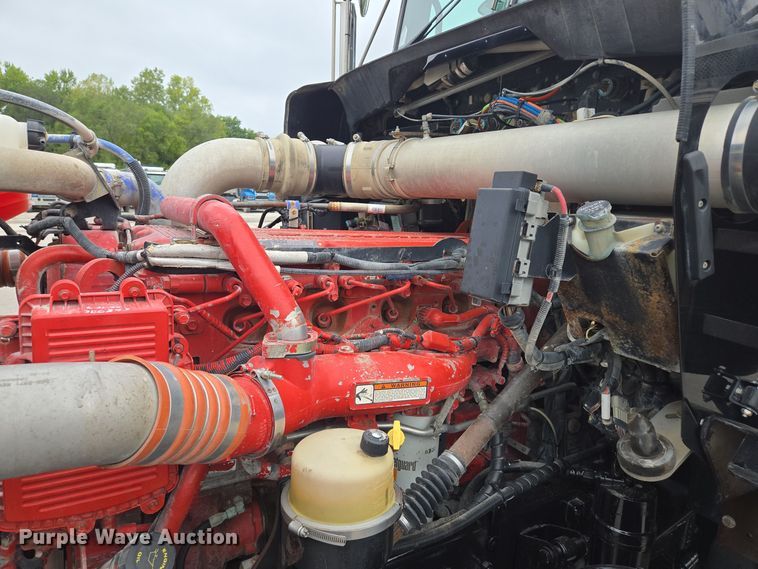 image for item EE8529 2013 Kenworth  T800 semi truck