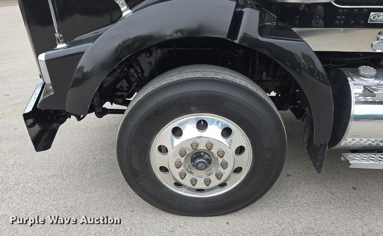 image for item EE8529 2013 Kenworth  T800 semi truck