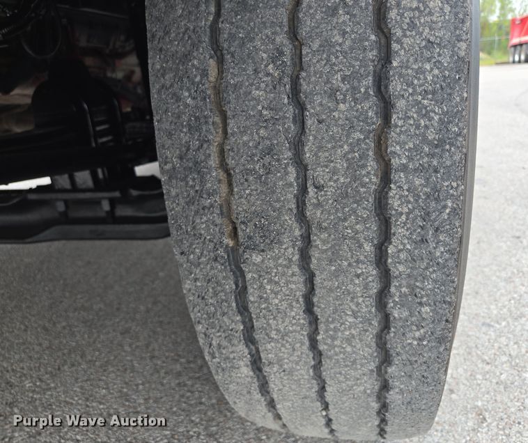 image for item EE8529 2013 Kenworth  T800 semi truck