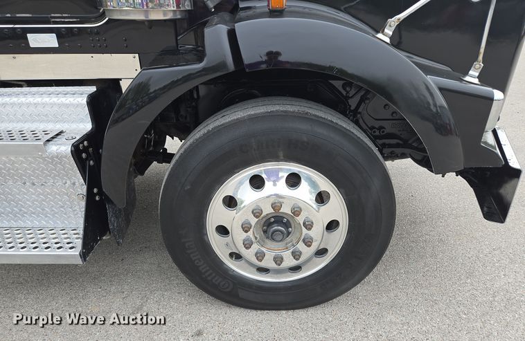 image for item EE8529 2013 Kenworth  T800 semi truck
