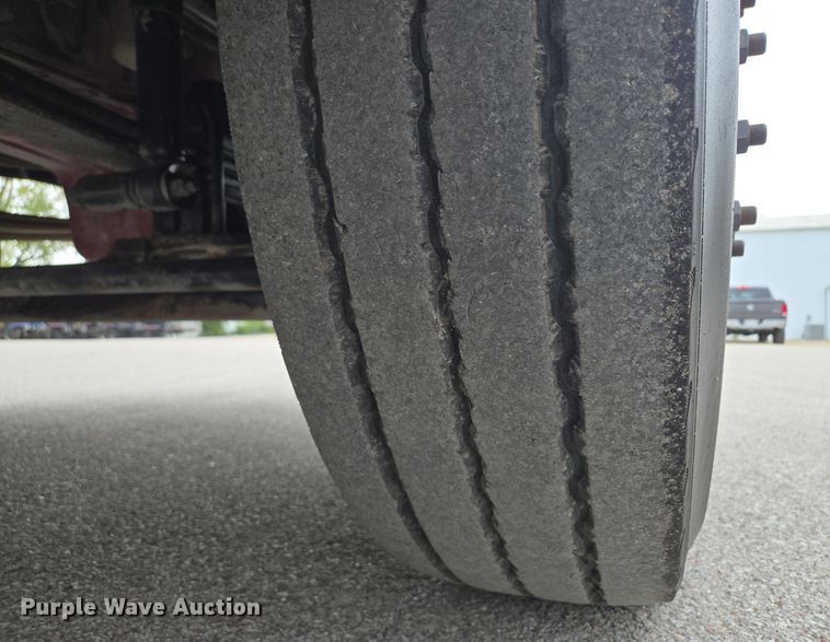 image for item EE8529 2013 Kenworth  T800 semi truck