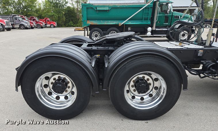 image for item EE8529 2013 Kenworth  T800 semi truck