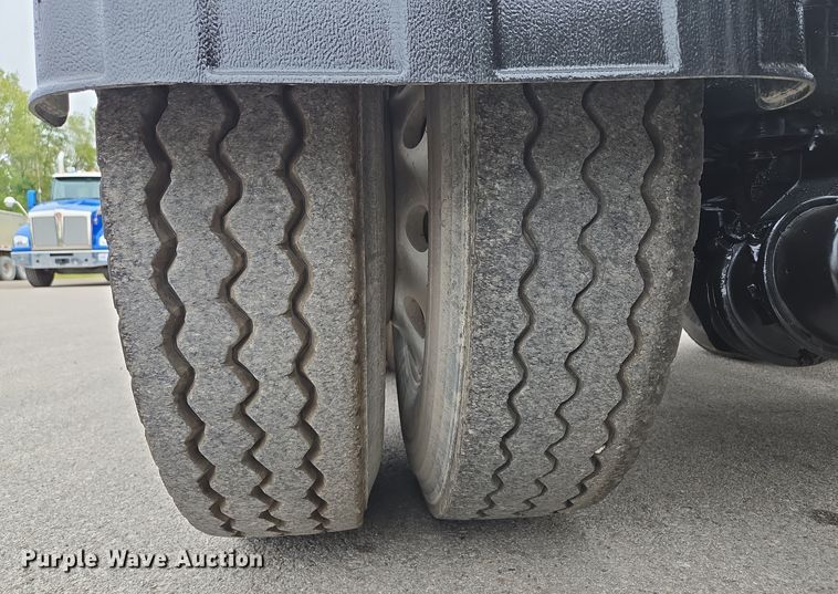 image for item EE8529 2013 Kenworth  T800 semi truck