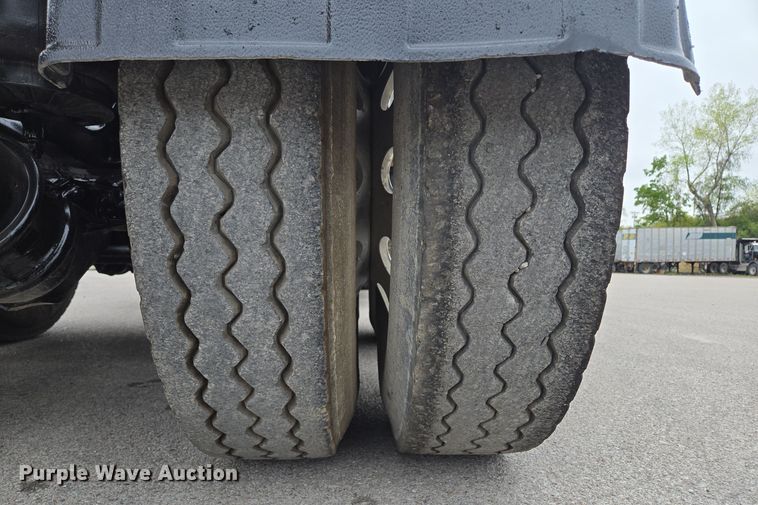 image for item EE8529 2013 Kenworth  T800 semi truck