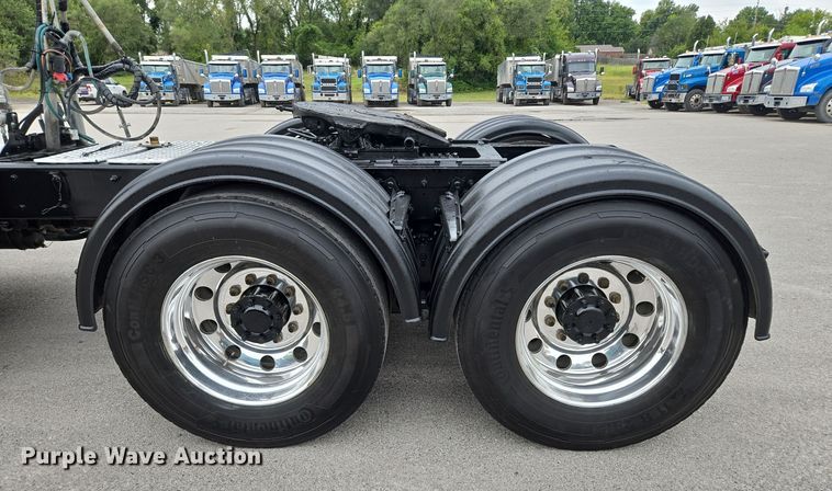 image for item EE8529 2013 Kenworth  T800 semi truck