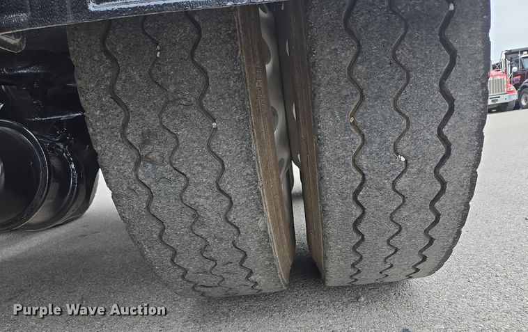 image for item EE8529 2013 Kenworth  T800 semi truck