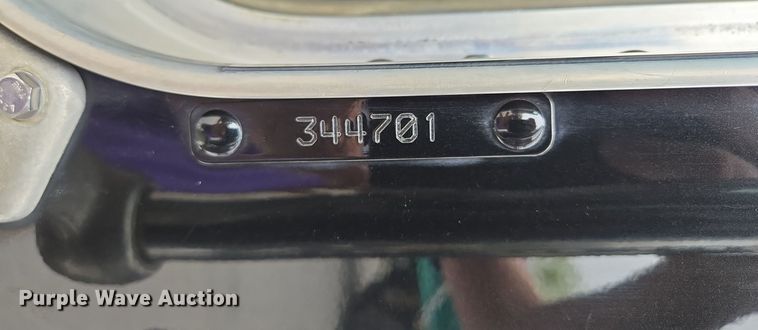 image for item EE8529 2013 Kenworth  T800 semi truck