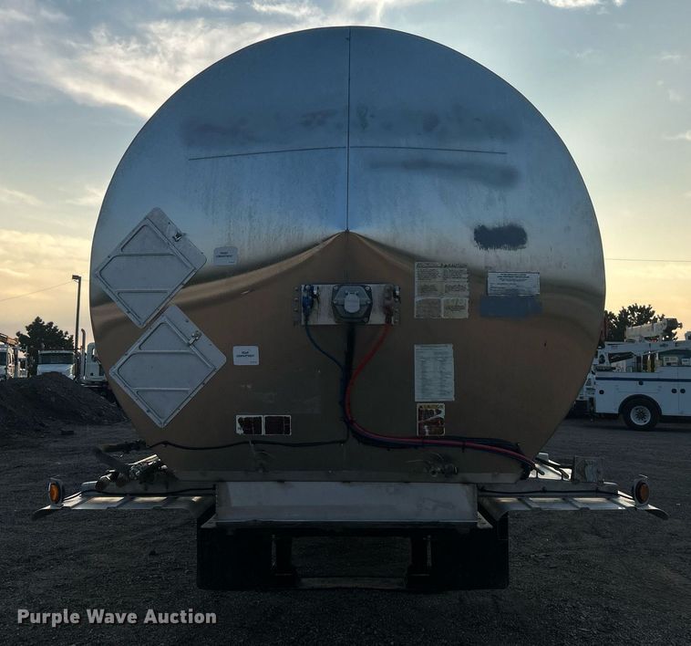 image for item EG1040 2015 Bulk Tank International tank trailer