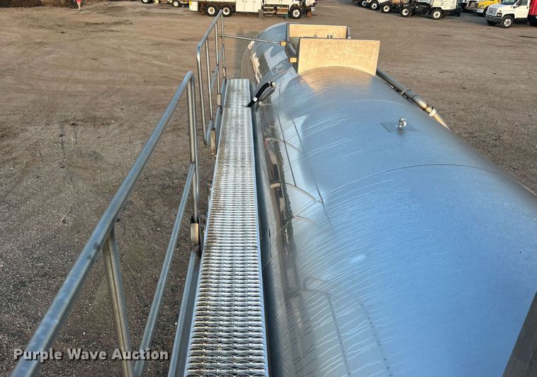 image for item EG1040 2015 Bulk Tank International tank trailer
