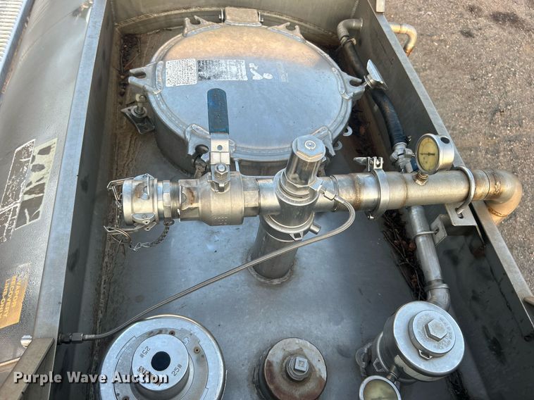 image for item EG1040 2015 Bulk Tank International tank trailer