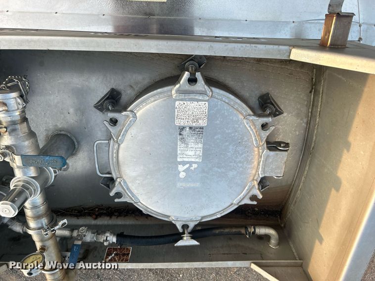 image for item EG1040 2015 Bulk Tank International tank trailer