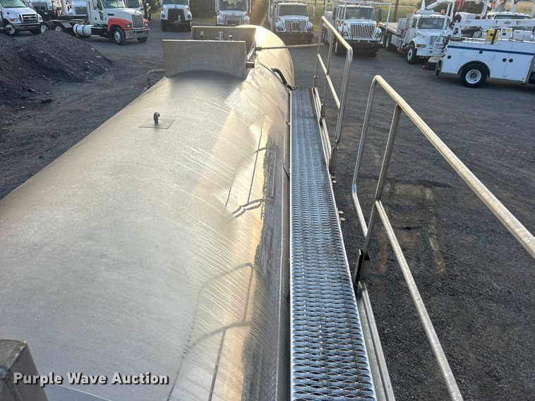 image for item EG1040 2015 Bulk Tank International tank trailer