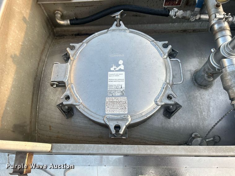 image for item EG1040 2015 Bulk Tank International tank trailer