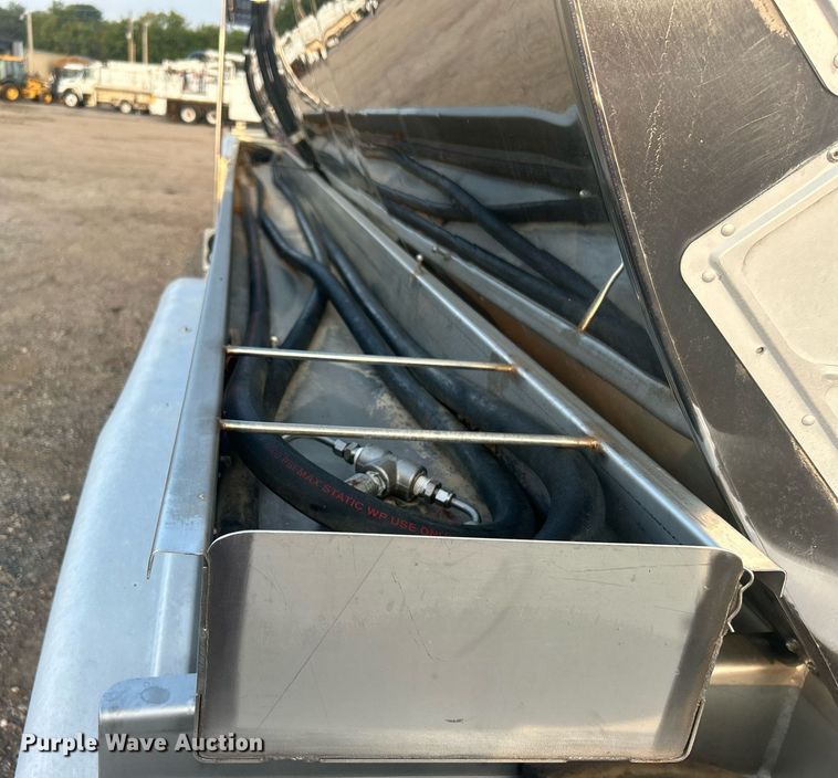 image for item EG1040 2015 Bulk Tank International tank trailer