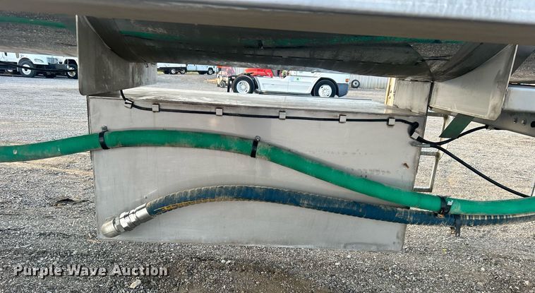 image for item EG1040 2015 Bulk Tank International tank trailer