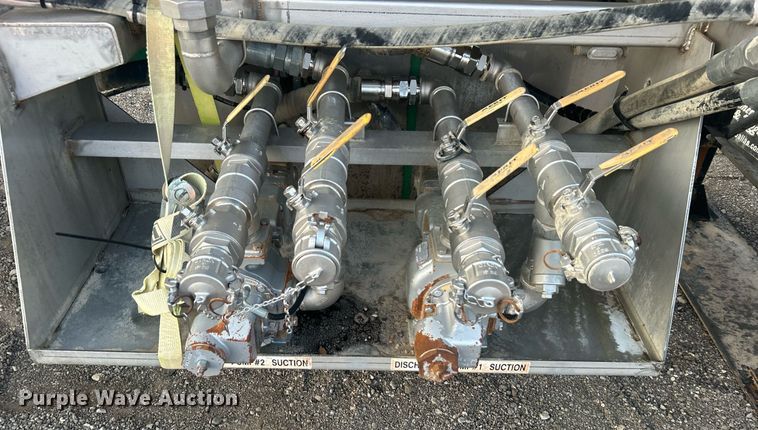 image for item EG1040 2015 Bulk Tank International tank trailer