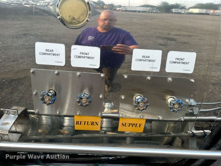 image for item EG1040 2015 Bulk Tank International tank trailer