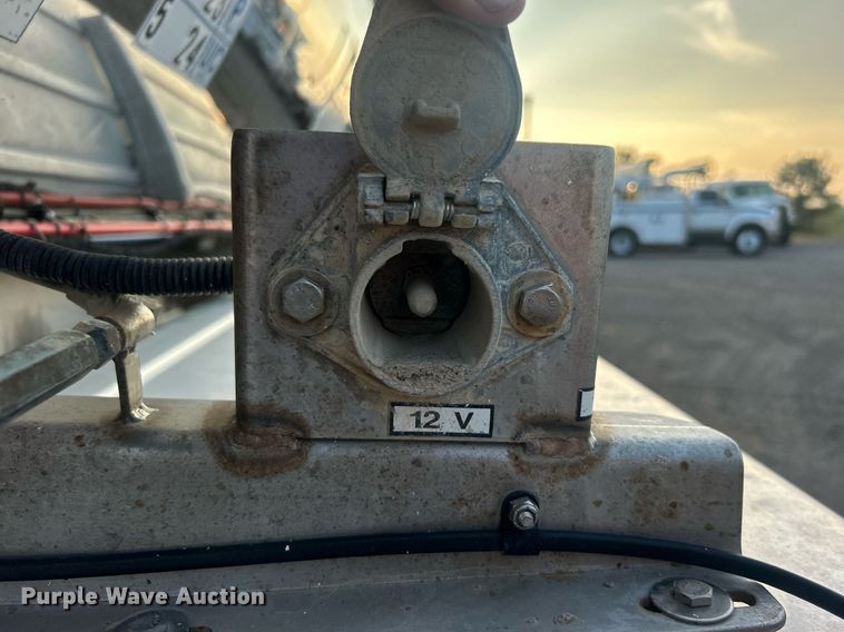 image for item EG1040 2015 Bulk Tank International tank trailer