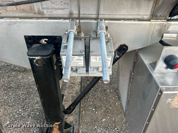 image for item EG1040 2015 Bulk Tank International tank trailer