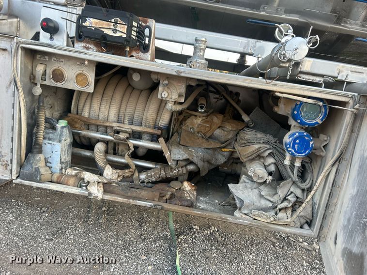 image for item EG1040 2015 Bulk Tank International tank trailer