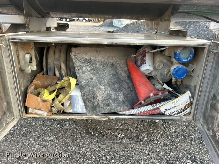 image for item EG1040 2015 Bulk Tank International tank trailer