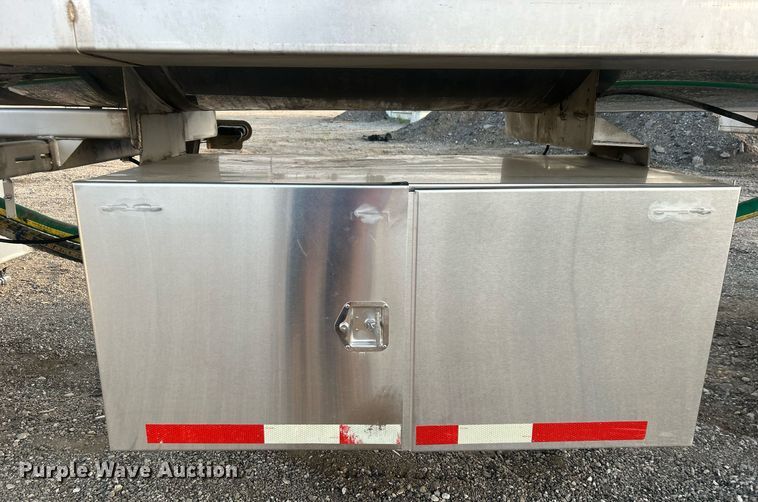 image for item EG1040 2015 Bulk Tank International tank trailer