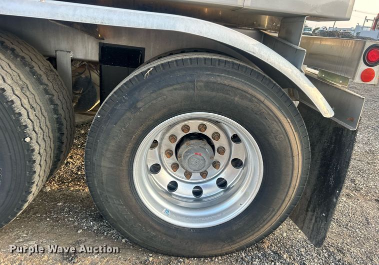 image for item EG1040 2015 Bulk Tank International tank trailer