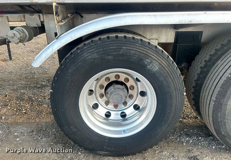 image for item EG1040 2015 Bulk Tank International tank trailer